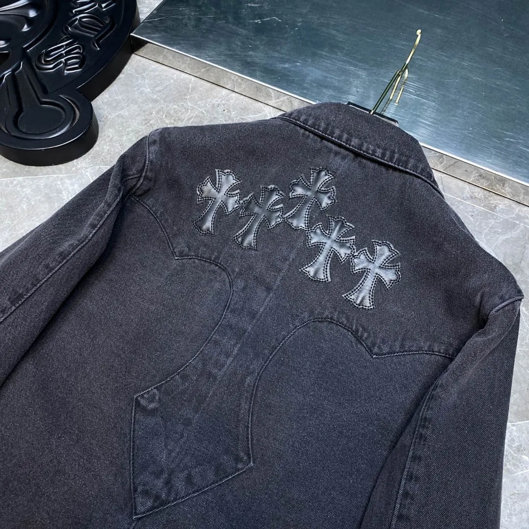 P256 Chrome Hearts customized autumn and winter shirt series, classic patchwork embroidered leather denim, exclusive custom weaving and dyeing, 100% pure cotton high weight denim fabric, high-tech washing! Heavy enzyme stone rinse! Original hardware mold opening! ⭐Specially customized pocket design on the front panel ⭐Thickened leather patchwork on the back panel ➕Patchwork design The most simple and versatile denim shirt this season Suitable for all kinds of outfits and can be worn in all seasons 🌈Recommended color: black 🌈Code numbers: S, M, L, XL
